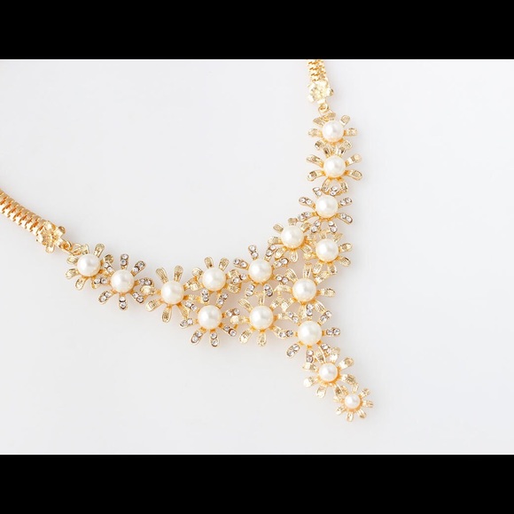 Golden necklace and earring - Picture 3 of 4